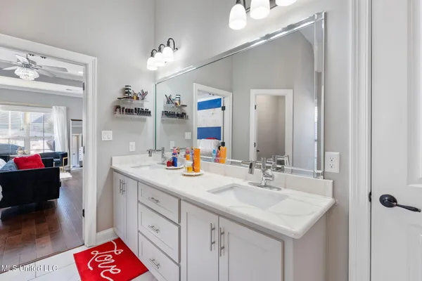 $530,500 | 2123 College Road, Southaven, MS 38672