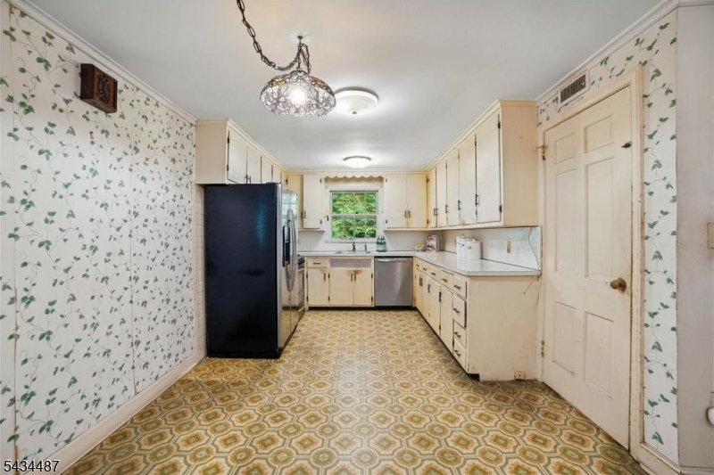 137 Beekman Road Summit, NJ 07901 - Photo 15 of 44