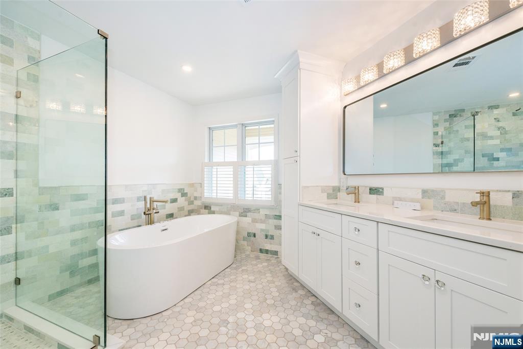 43 South Shore Drive, Unit 81 South Amboy, NJ 08879 - Photo 21 of 30 a spacious bathroom with a double vanity sink mirror and bathtub