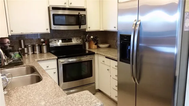 $2,400 | 12720 Burbank Boulevard, Unit 311, Valley Village, CA 91607