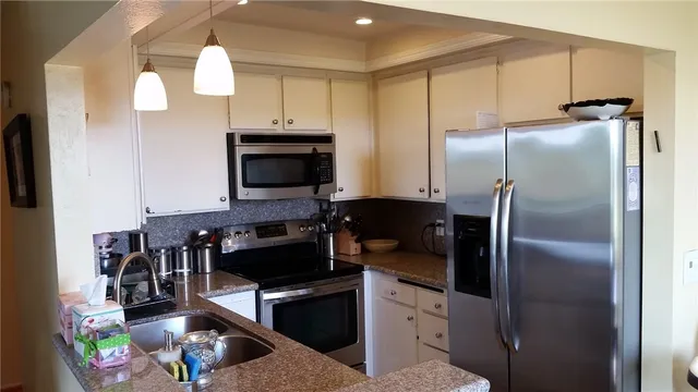 $2,400 | 12720 Burbank Boulevard, Unit 311, Valley Village, CA 91607