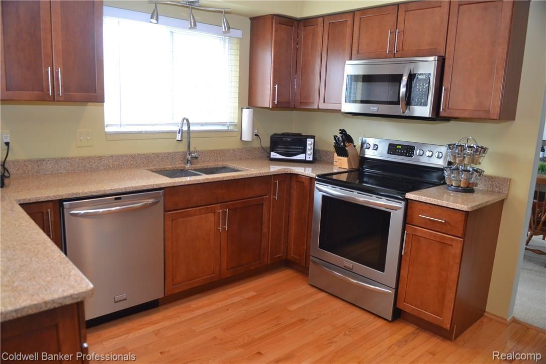 2156 Elkhorn Drive Rochester, MI 48307 - Photo 11 of 25 Stainless appliances