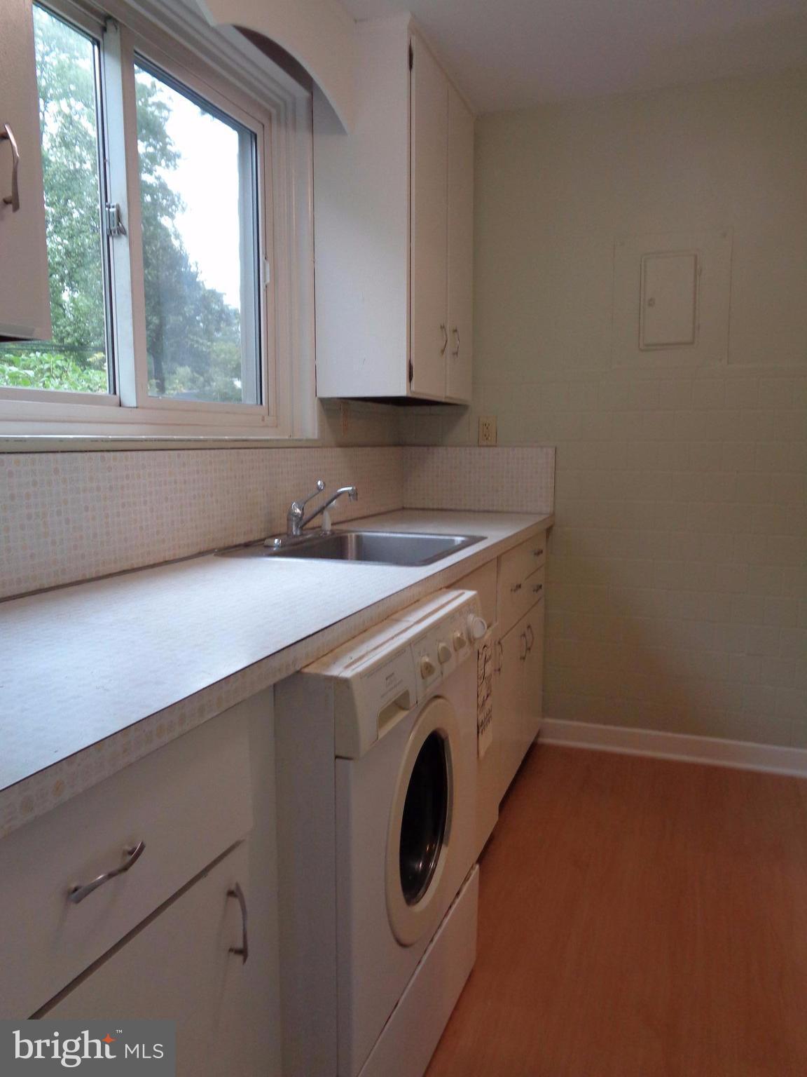 6 Ridge Road, Unit Q Greenbelt, MD 20770 - Photo 6 of 30 Designer Colors with New Fridge and Stove 8/3