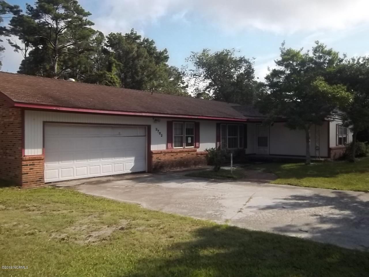 3702 Country Club Road Morehead City, NC 28557 - Photo 1 of 16 Attached Double Garage