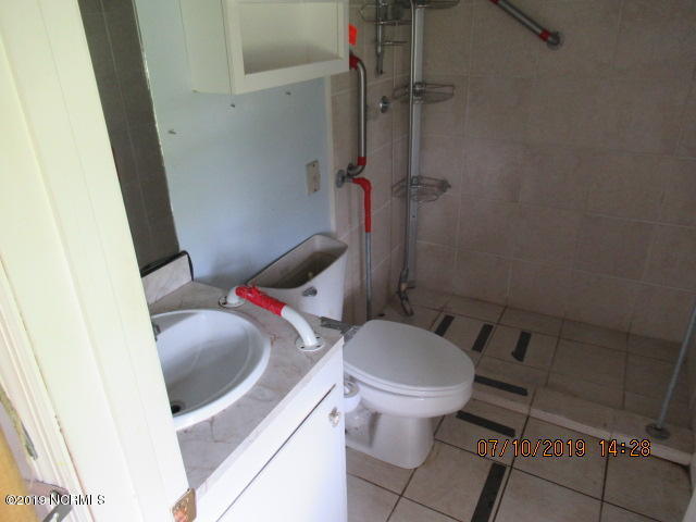 3702 Country Club Road Morehead City, NC 28557 - Photo 14 of 16 Bath2