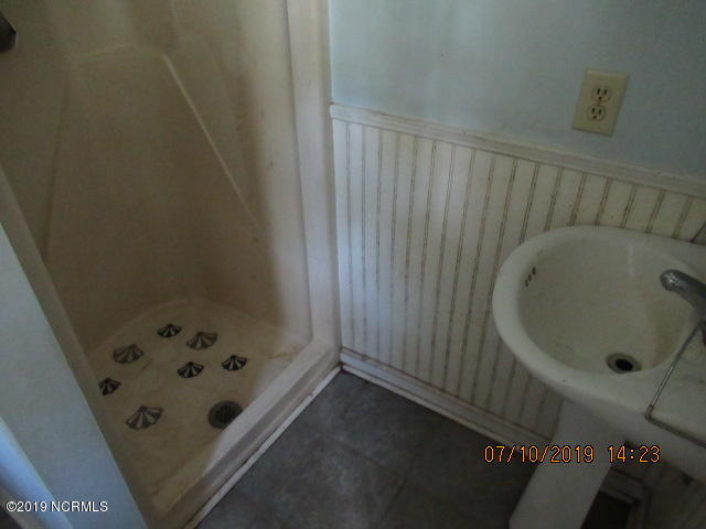 3702 Country Club Road Morehead City, NC 28557 - Photo 15 of 16 Bath3
