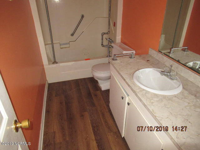 3702 Country Club Road Morehead City, NC 28557 - Photo 4 of 16 Bath1