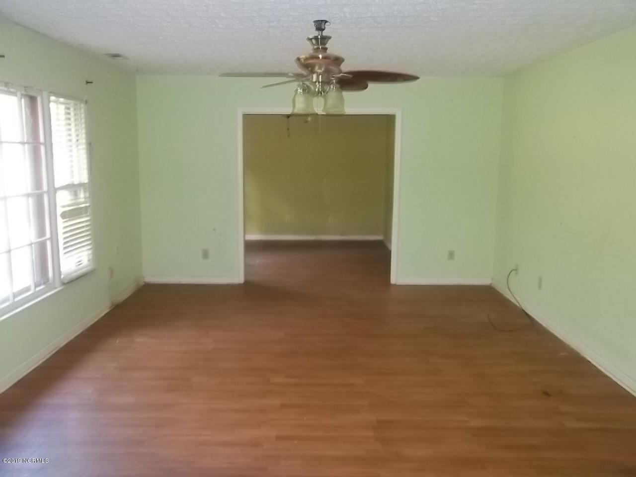 3702 Country Club Road Morehead City, NC 28557 - Photo 6 of 16 Living Room