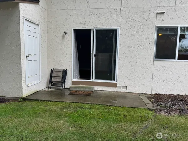 $2,045 | 7322 Northeast 142nd Place, Unit B, Kirkland, WA 98034