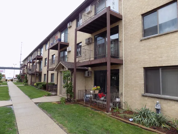 $198,900 | 7214 West Wrightwood Avenue, Unit 2S, Elmwood Park, IL 60707