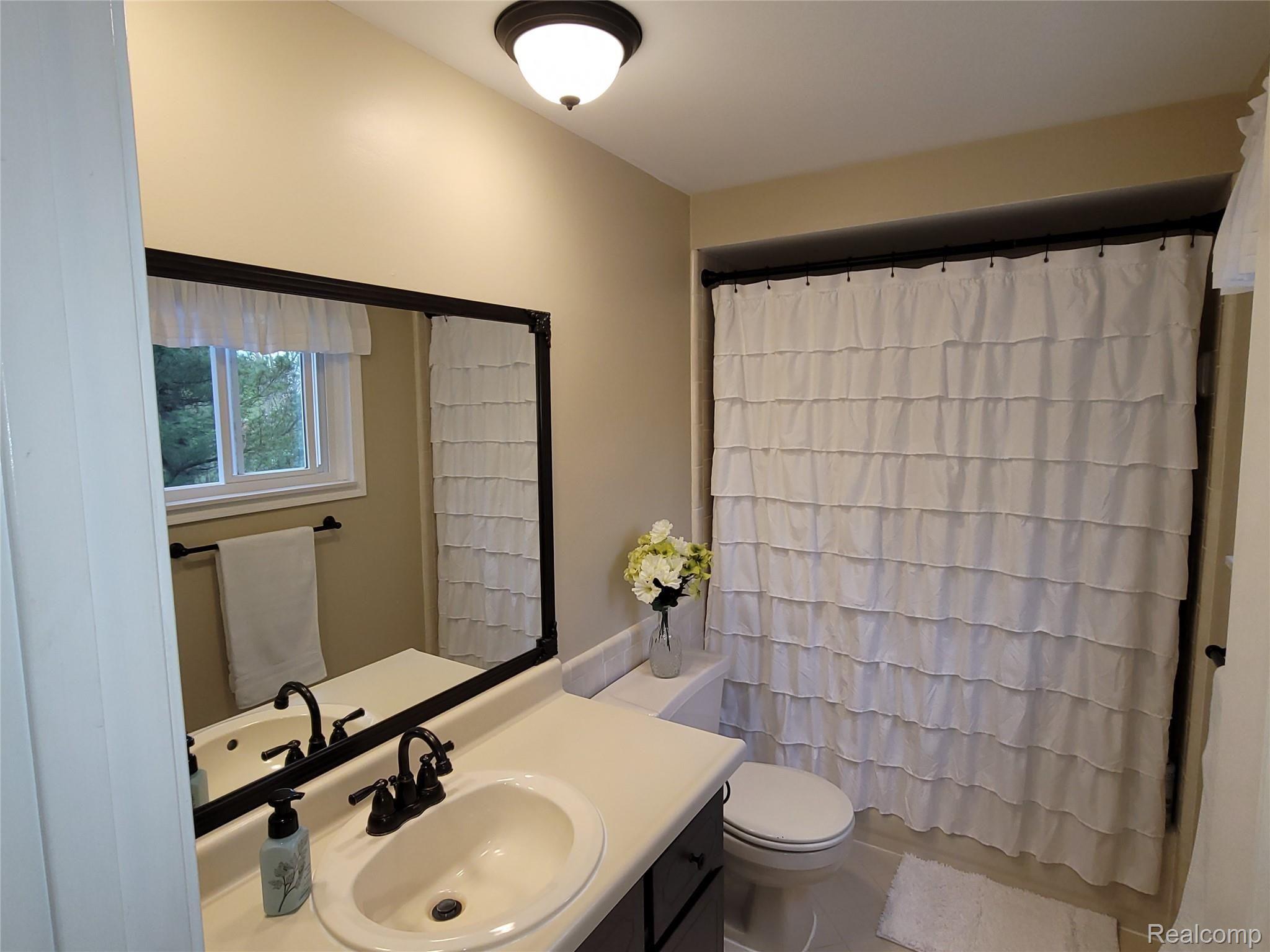 636 Argentine Road Howell, MI 48843 - Photo 35 of 38 20220508_192205.jpg