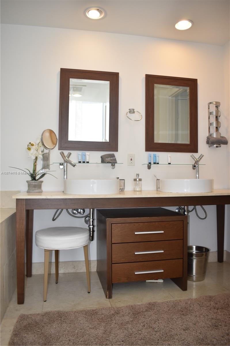 475 Brickell Avenue, Unit 4613 Miami, FL 33131 - Photo 26 of 32