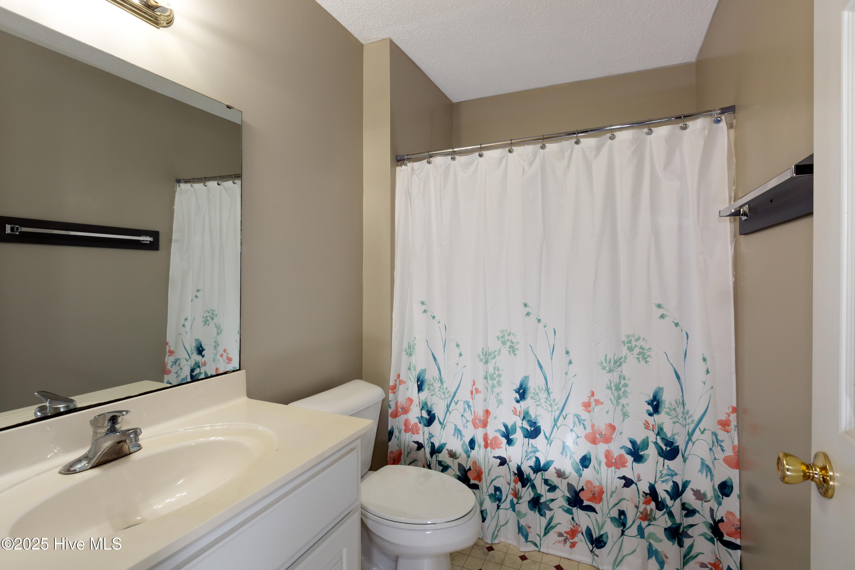 571 Deer Run Road New Bern, NC 28562 - Photo 13 of 27 Hall Bath