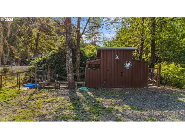 a view of a backyard