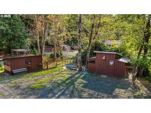 a view of a backyard