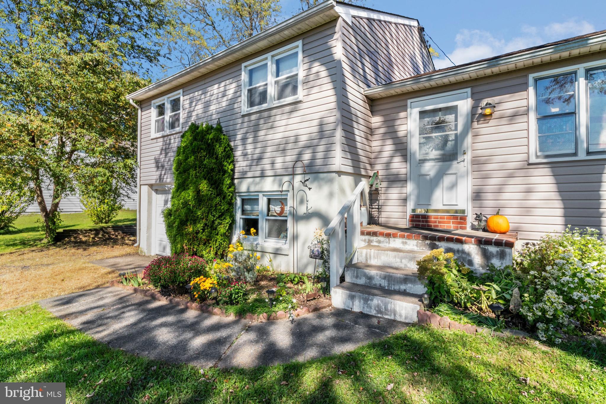 47 Duane Road Doylestown, PA 18901 - Photo 2 of 25