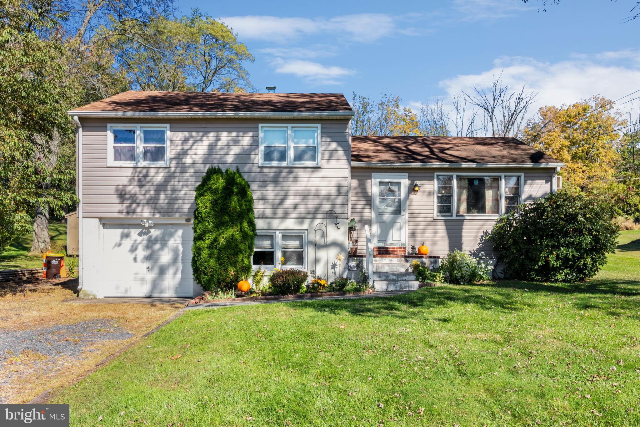 47 Duane Road Doylestown, PA 18901 - Photo 3 of 25