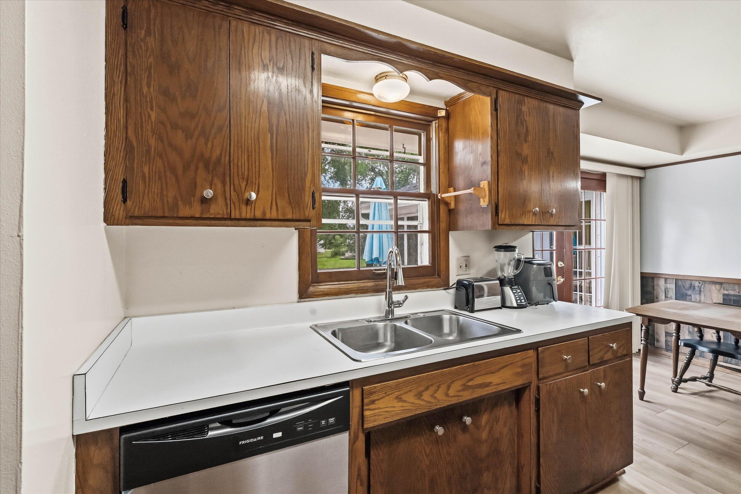 2517 West Chestnut Road Mequon, WI 53092 - Photo 12 of 59 12-Kitchen