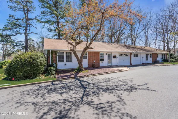 $235,000 | 500 B Thornbury Court, Unit B, Lakewood, NJ 08701