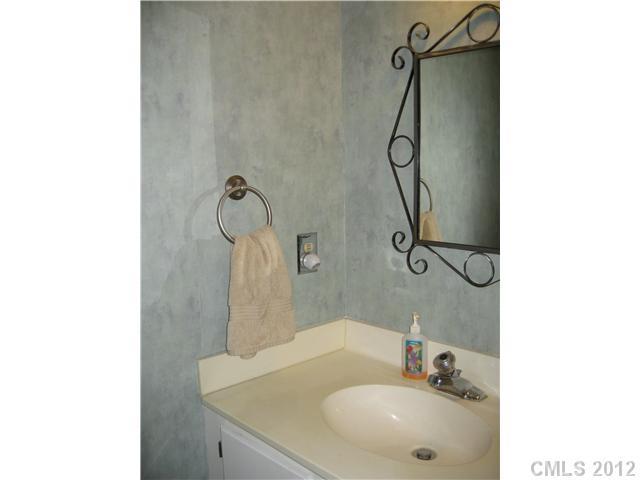 6043 Heath Valley Road, Unit H Charlotte, NC 28210 - Photo 7 of 13 Gallery Image 7