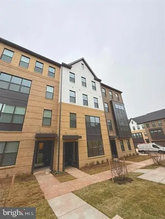 $3,200 | 5024 Longmire Way, Unit 81, Chantilly, VA 20151