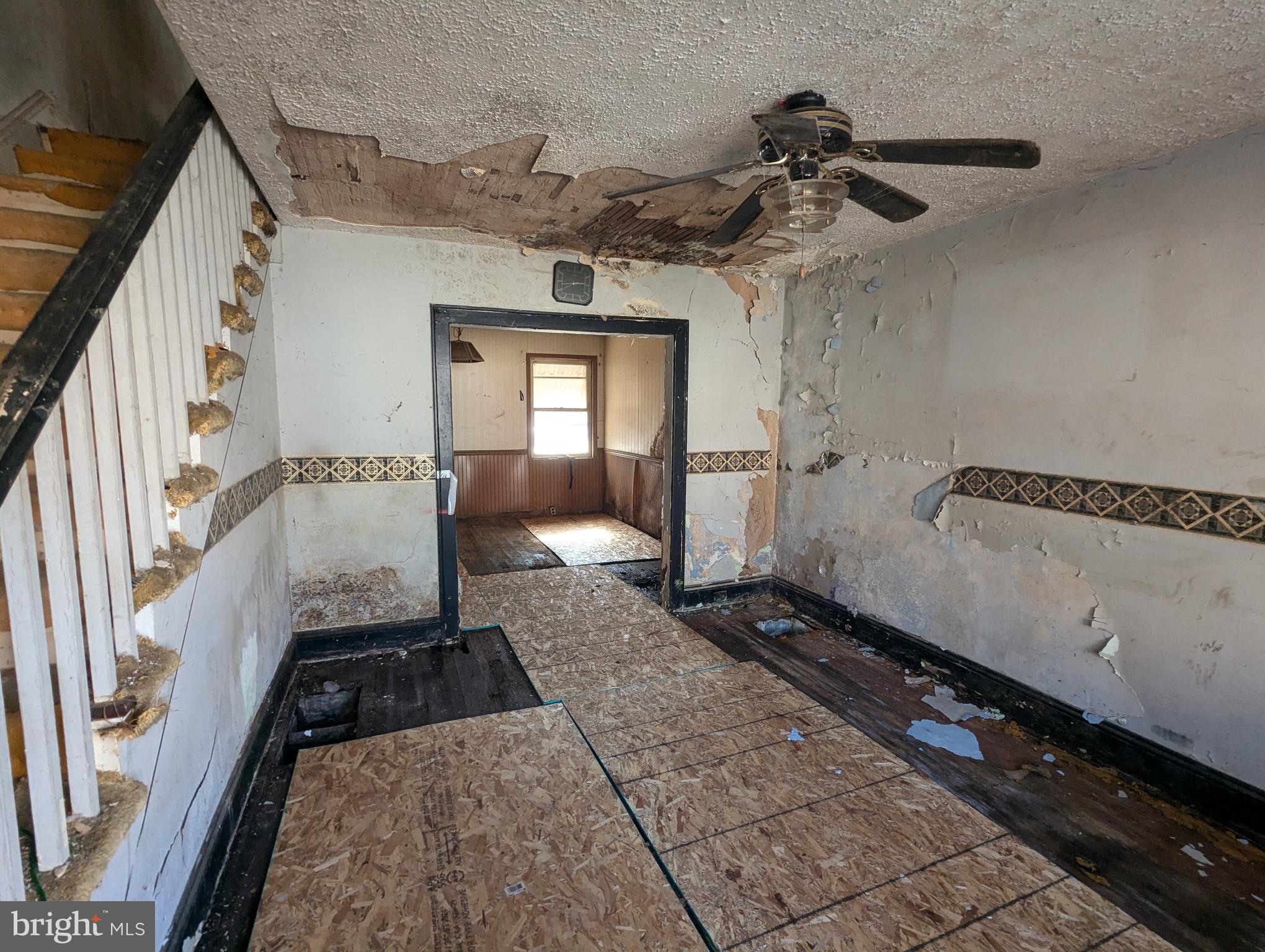 7021 Dunbar Road Baltimore, MD 21222 - Photo 4 of 17 Living Room