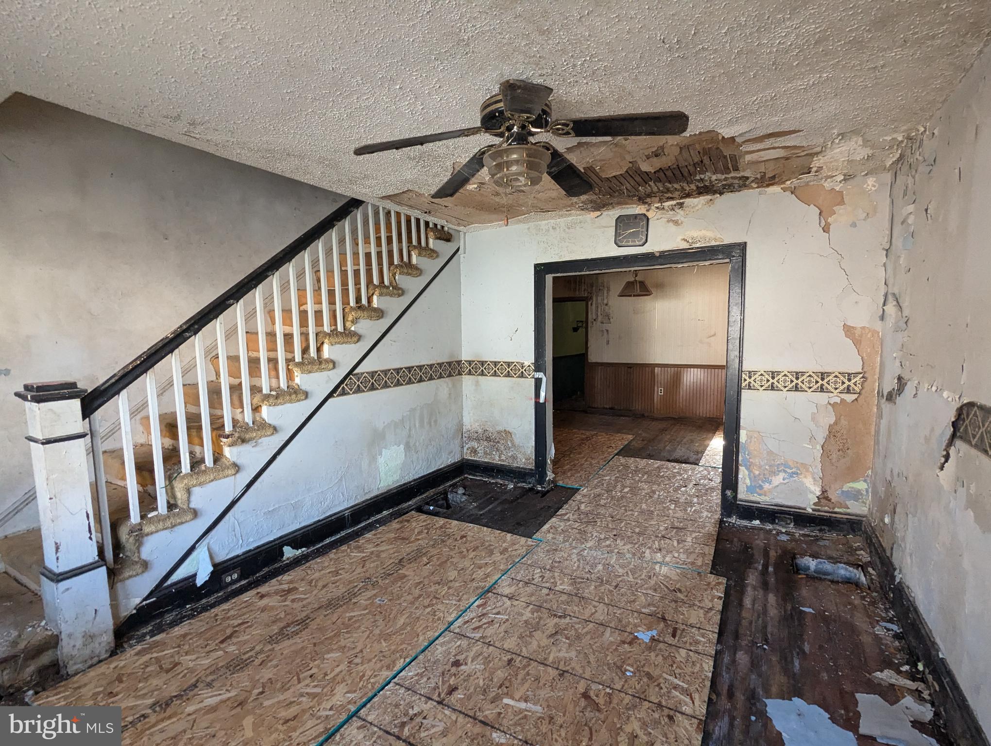 7021 Dunbar Road Baltimore, MD 21222 - Photo 5 of 17 Living Room