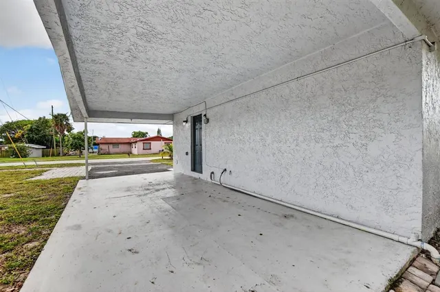 a view of a backyard with barn