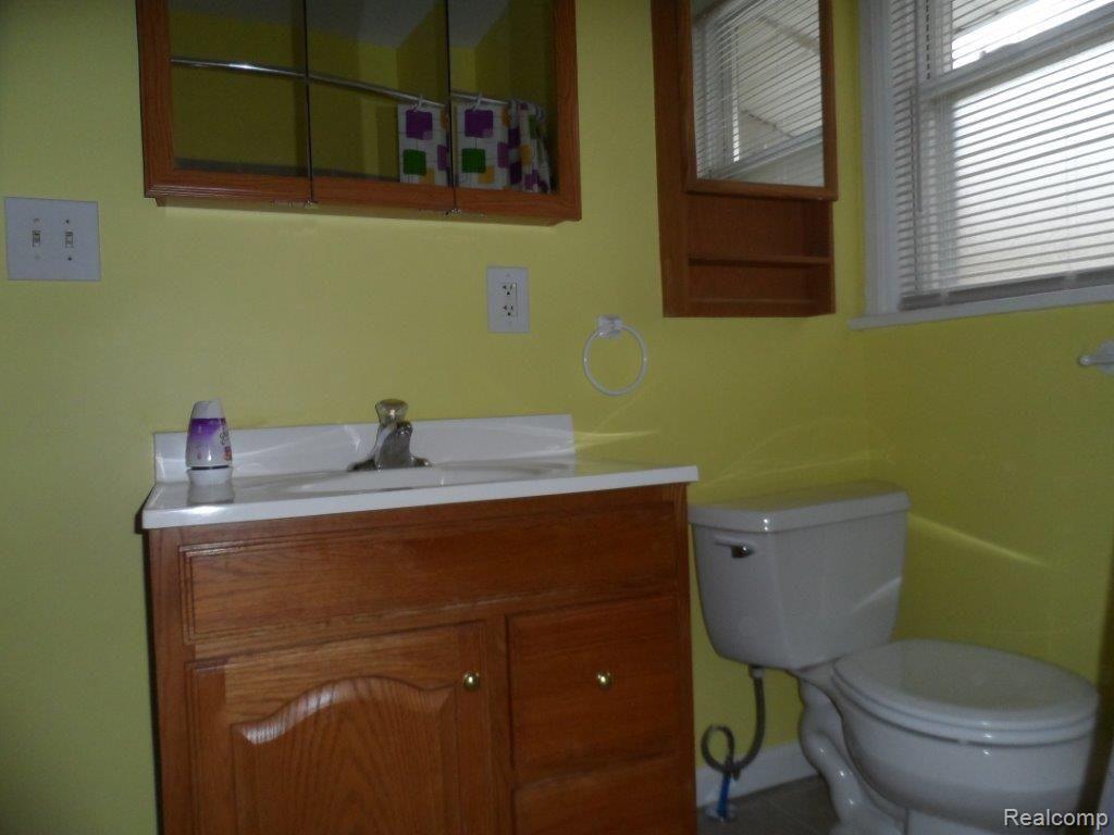 35 Oneida Street Pontiac, MI 48341 - Photo 8 of 28 10. Bathroom (2)