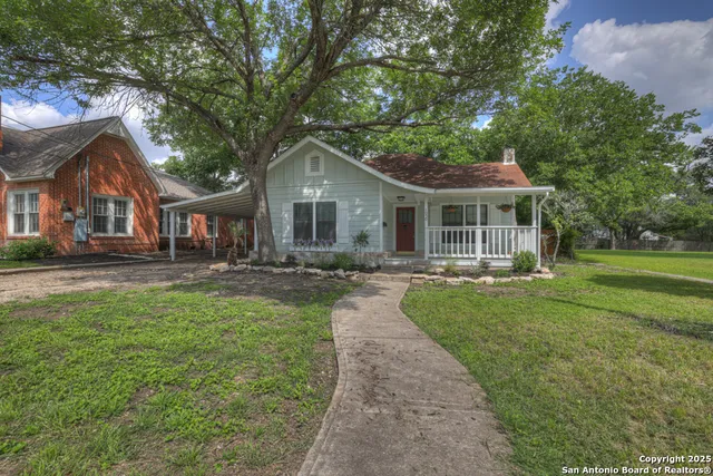 $489,900 | 1050 West Coll Street, New Braunfels, TX 78130