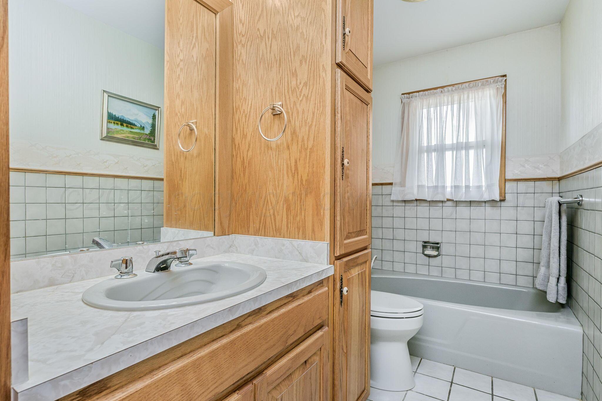 210 Geronimo Road Amarillo, TX 79108 - Photo 15 of 22 Hall Bathroom