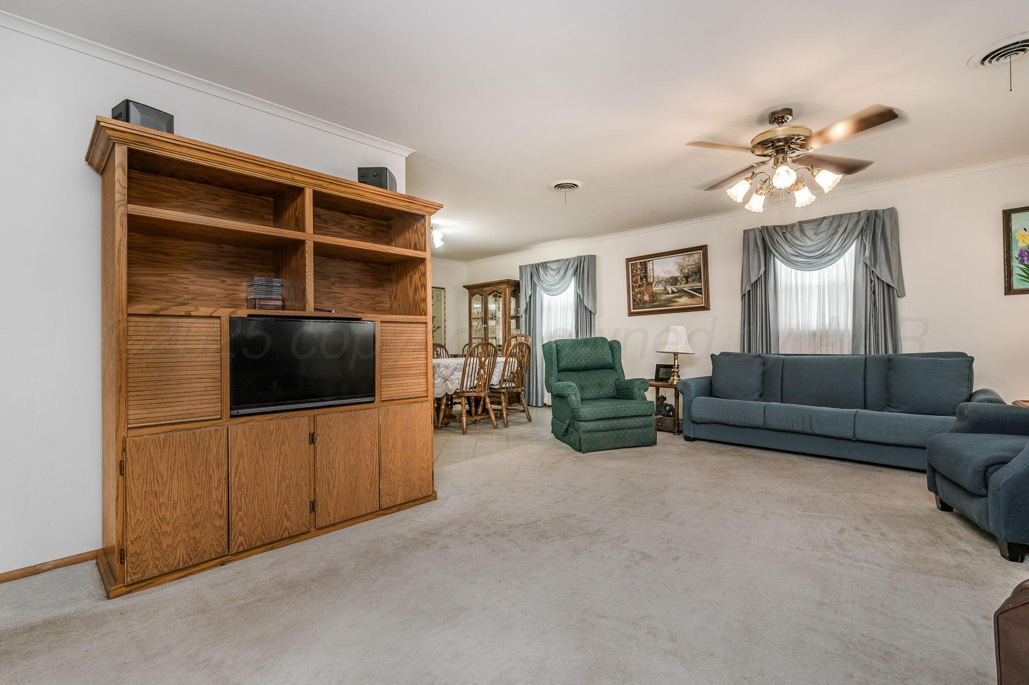 210 Geronimo Road Amarillo, TX 79108 - Photo 9 of 22 Living Room