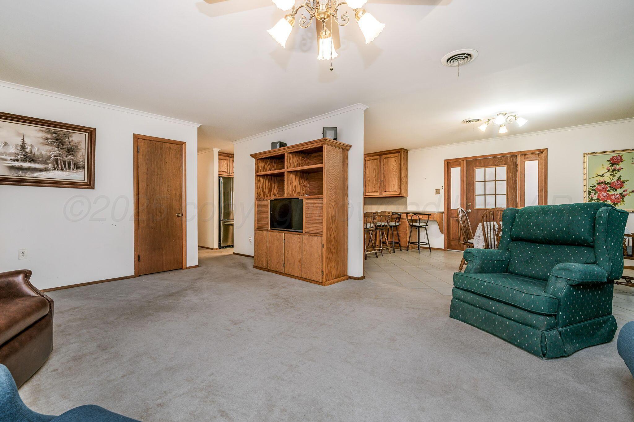 210 Geronimo Road Amarillo, TX 79108 - Photo 10 of 22 Living Room-2
