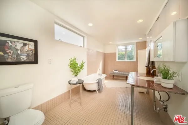 $8,400 | 46 Rose Avenue, Venice, CA 90291