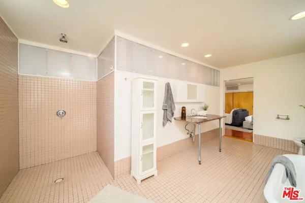 $8,400 | 46 Rose Avenue, Venice, CA 90291