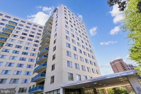 $2,000 | 10201 Grosvenor Place, Unit 320, Rockville, MD 20852