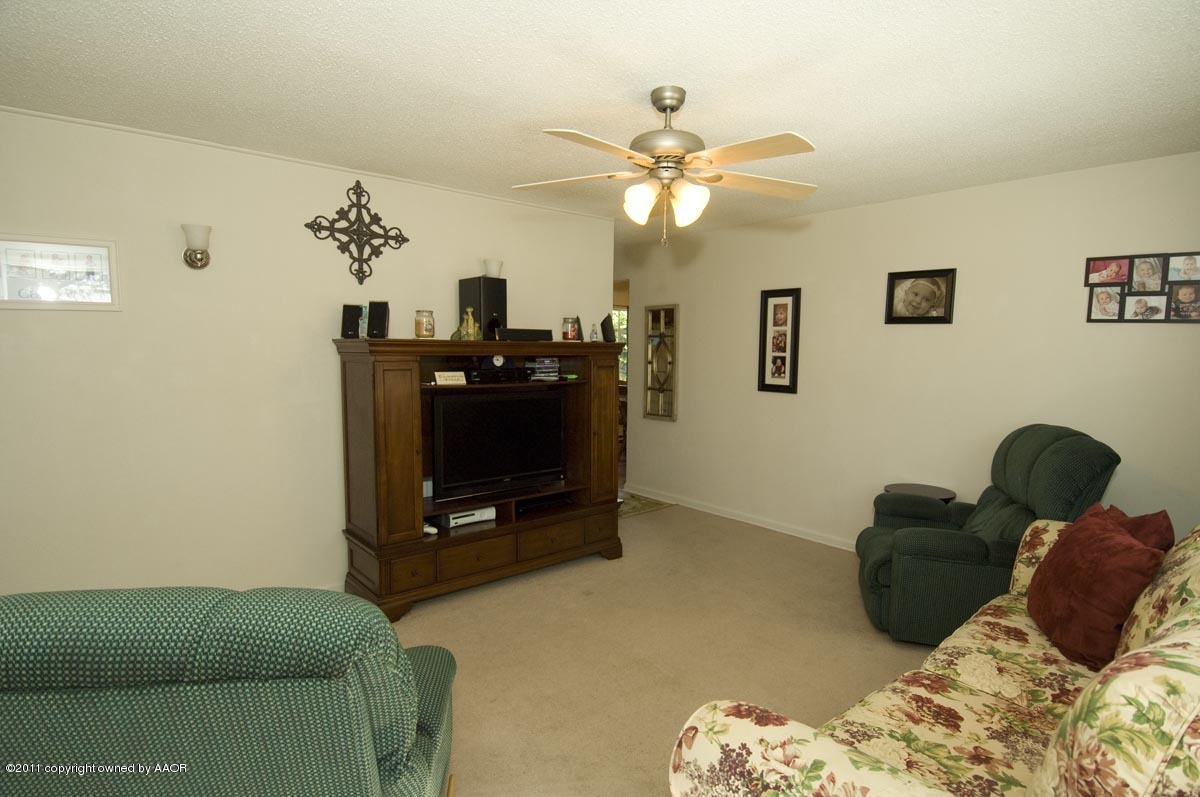 4616 South Hughes Street Amarillo, TX 79110 - Photo 4 of 19 living room