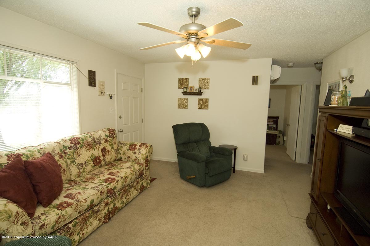 4616 South Hughes Street Amarillo, TX 79110 - Photo 5 of 19 living room