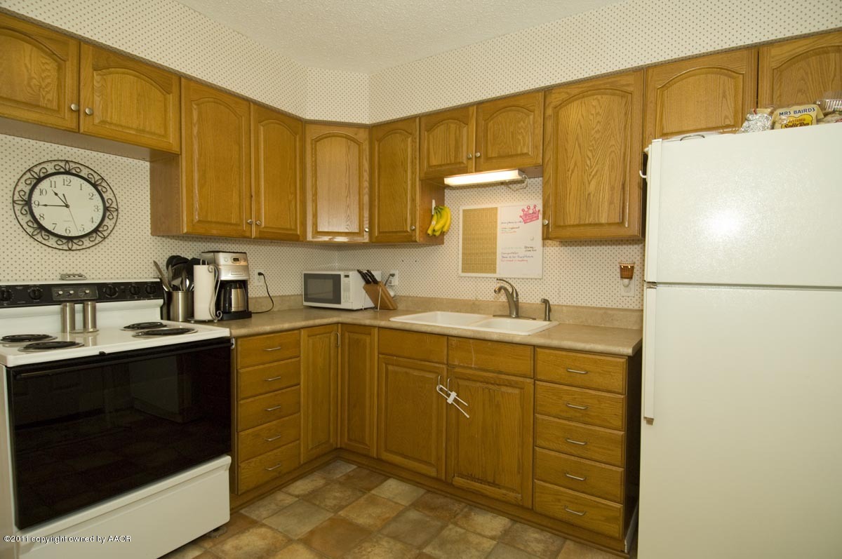 4616 South Hughes Street Amarillo, TX 79110 - Photo 6 of 19 kitchen