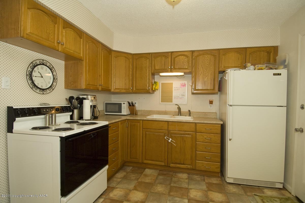 4616 South Hughes Street Amarillo, TX 79110 - Photo 7 of 19 kitchen