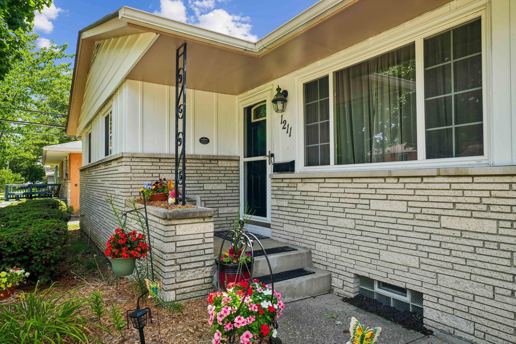 1211 Bernhard Road Columbus, OH 43227 - Photo 3 of 33 38-web-or-mls-1211-bernhard-rd