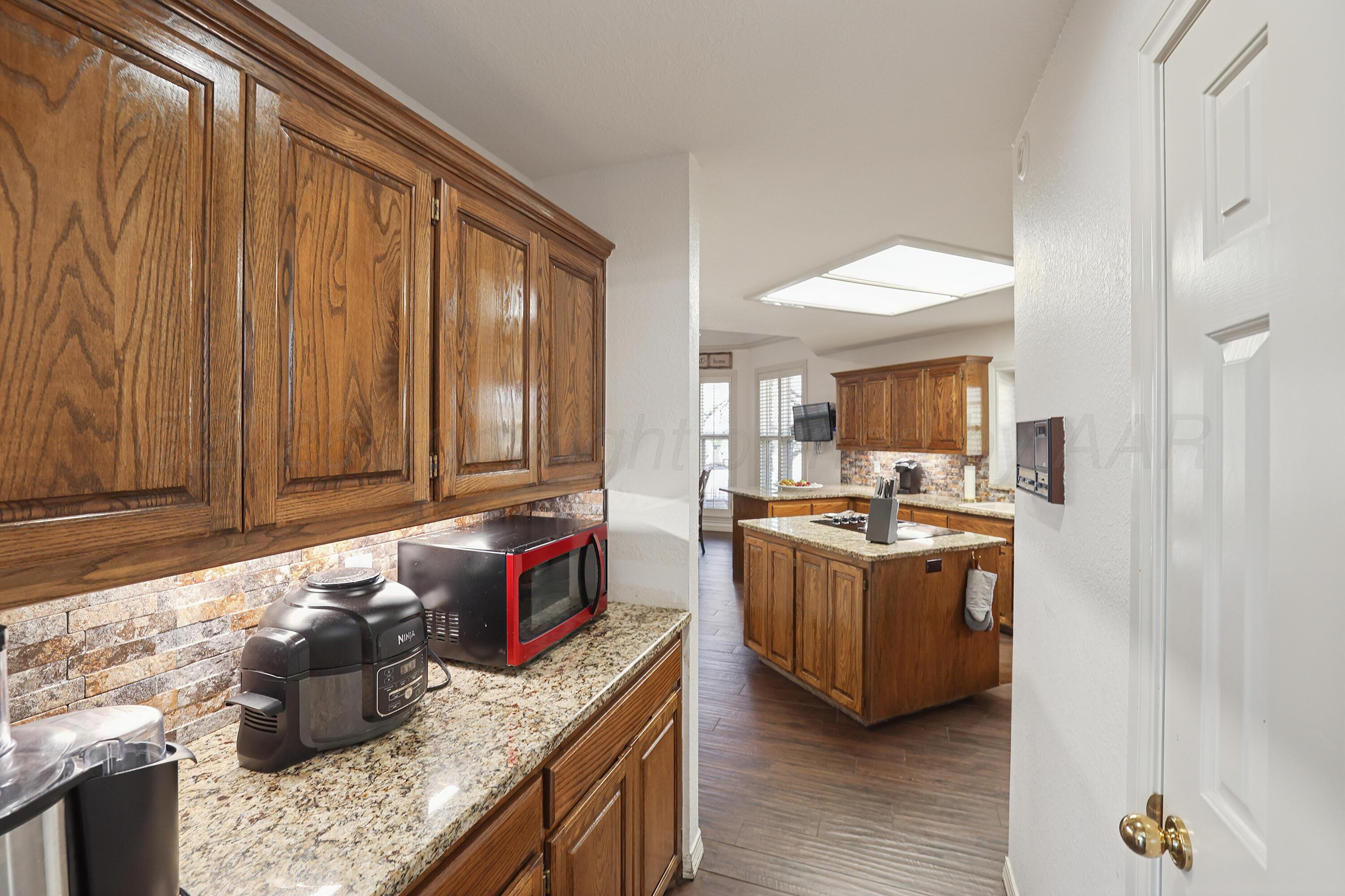 9 Quadrille Amarillo, TX 79106 - Photo 20 of 54 20-Butler's Pantry