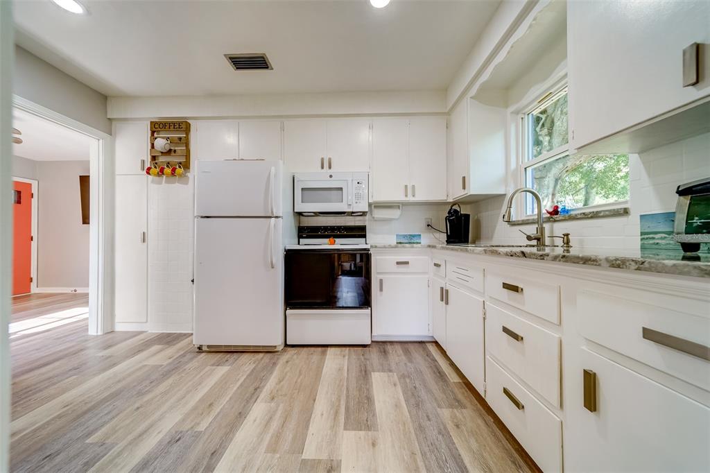 10802 Mohawk Road St. Petersburg, FL 33708 - Photo 7 of 58