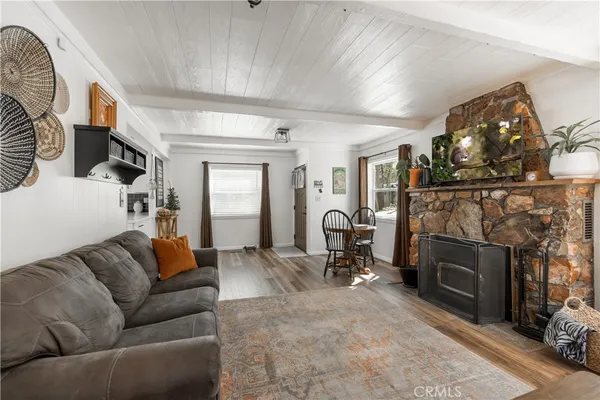 $2,100 | 185 Spruce Lane, Sugarloaf, CA 92386