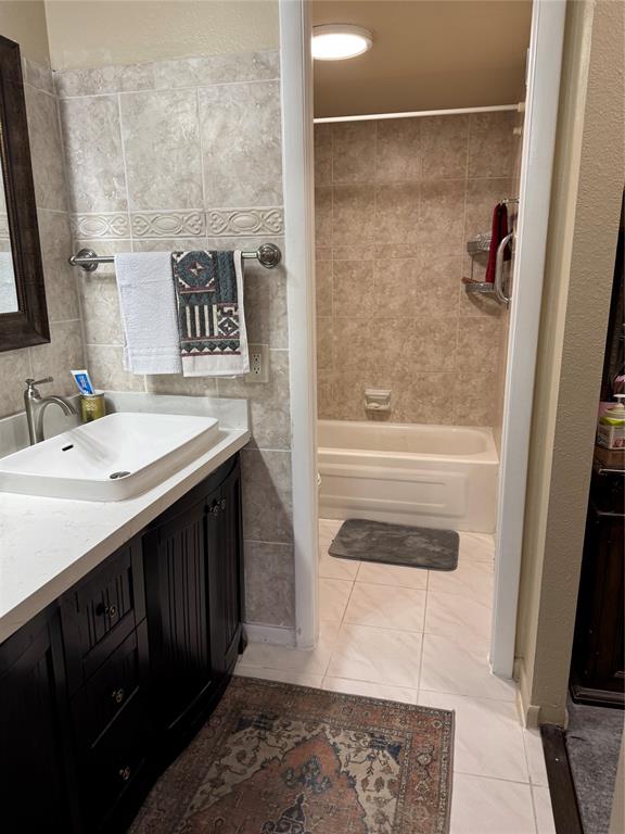 9400 Lime Bay Boulevard, Unit 112 Tamarac, FL 33321 - Photo 19 of 37 a bathroom with a sink and a mirror with bathtub