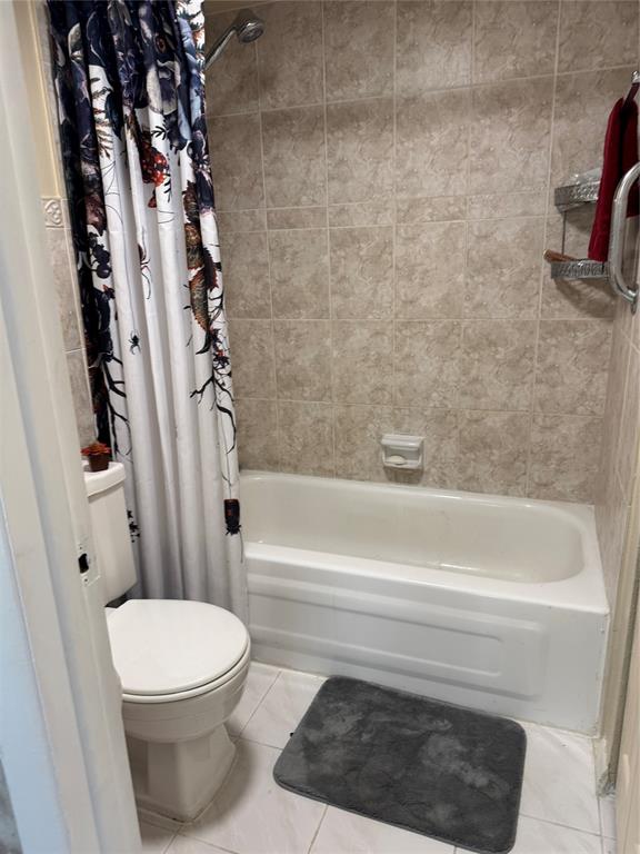 9400 Lime Bay Boulevard, Unit 112 Tamarac, FL 33321 - Photo 21 of 37 a bathroom with a toilet and a bathtub