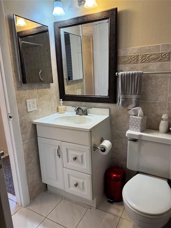 9400 Lime Bay Boulevard, Unit 112 Tamarac, FL 33321 - Photo 30 of 37 a bathroom with a toilet a sink and mirror