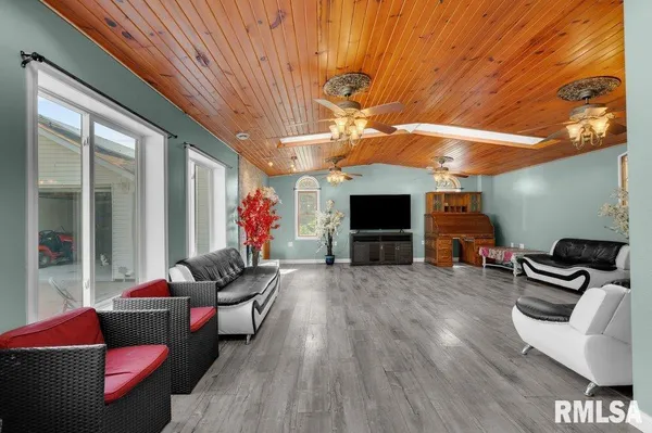 $275,000 | 705 13th Street West, Milan, IL 61264