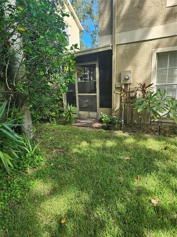 a view of front of a house with a yard