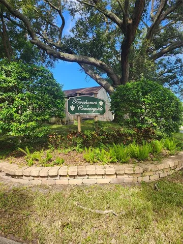a view of a yard with an tree